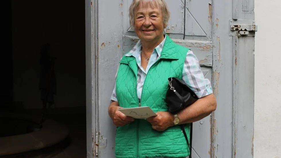 Turistkoll. Ingrid Hellström är på besök i Medevi.
