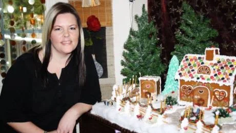 Åsa Malmros vid sitt fina pepparkakshus med många små detaljer.