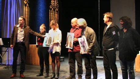 Plats på scen. Nye teaterchefen på Gotland, Thomas Sundström (till vänster) med några av höstens och vinterns aktörer: Stina Nordberg,  Tove Vahlne, Bengt-Åke Rundqvist, Evert Jansson, Lennart Bäck och Lena Bogegård.Foto: Robert Gahnfelt