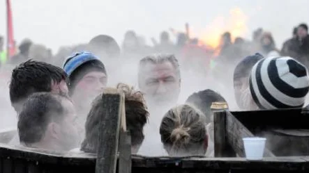 YSTAD 2010-01-01 
Uppvärmning i badtunna efter nyårsdoppet. Trots en lufttemperatur på minus 6 grader och bara ett par plusgrader i vattnet tog sig ett 50-tal modiga badare på nyårsdagen det traditionella nyårsdoppet vid Marinan i Ystad. 
Foto: Johan Nilsson / SCANPIX / Kod 50090