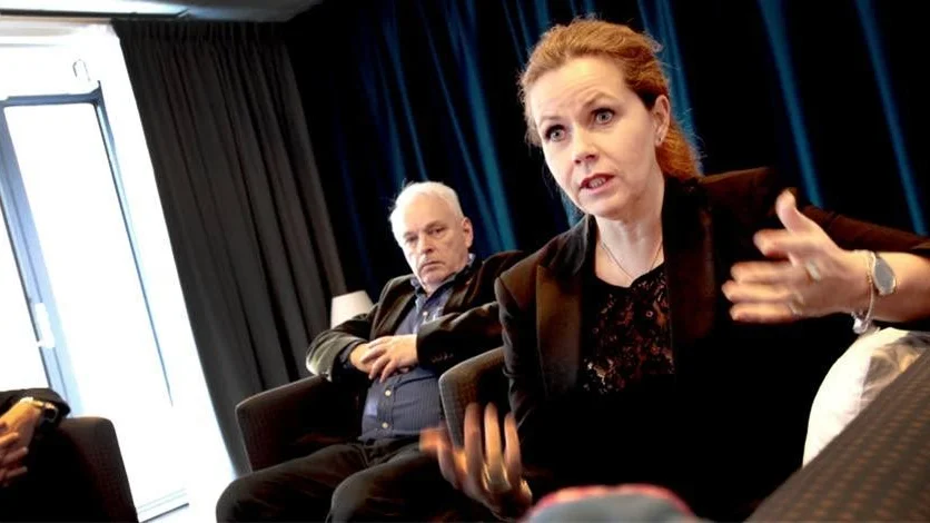 Efter besöket på Gotlandssnus åkte Cecilia Wikström til högskolan för att få reda på mer om hur samgåendet med Uppsala har utvecklats. Här talar hon med rektorn Erika Sandström.
