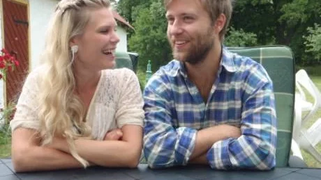Cecilia Runolf och Oskar Nilsson framför ett varierat sångprogram i Grötlingbo på tisdag. foto: Roland Olsson