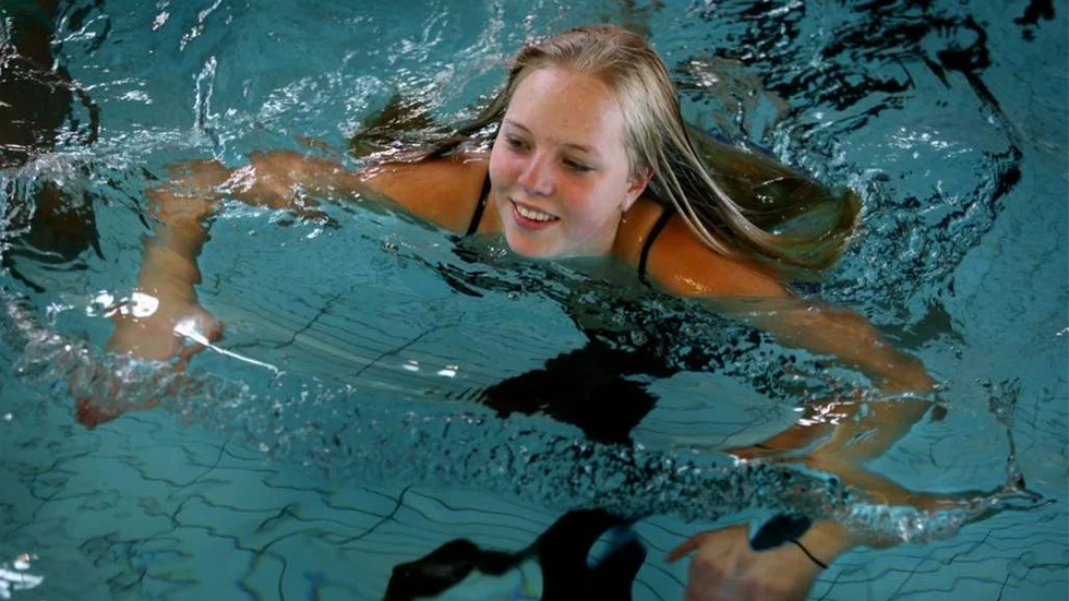Alida Strange simmar med klassen på Hemsebadet. Nästa sommar kommer simhallen att ha utvecklats till ett hälsohus.
