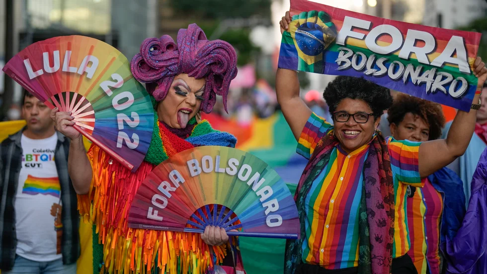 Växande stöd för Lula. Här skyltar aktivister i São Paulo med "Ut med Bolsonaro" under internationella dagen mot hbtq-fobi tidigare i maj.