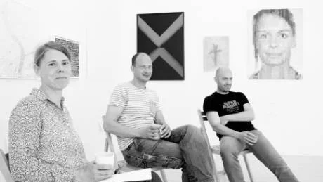 Tre av medlemmarna i Gocart Gallerys styrelse som i dag har vernissage för årets medlemsutställning, Mona Malmström, Joakim Allgulander och Juri Markkola framför några av verken som skapats av Zigge Holmgren, Gösta Wallmark, Mona Malmström, Christer Jonson, Staffan Laurin och Joakim Allgulander.