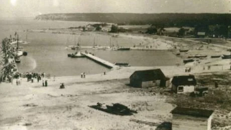 Lickershamn - Stenkyrkas kustpärla. Bilden visar nya hamnen efter bygget 1938-39. Lilla huset med skylt på taket var kafé och kiosk.
