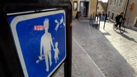 Dyrt! Den som kör fortare än 7 kilometer i timmen på gågata eller gångfartsområde riskerar böter på                2 000 kronor. Nu ska polisen intensifiera fartkontrollerna där. Arkivfoto: Henrik Radhe