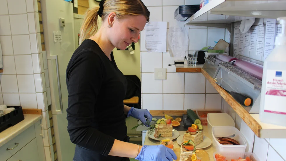 Elin Andersson lägger sista handen vid några smörgåstårtebitar.