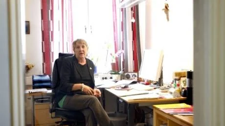 trivsamt. Berith Hellgren har prydnadskatterna med till nya kontoret i Slite.