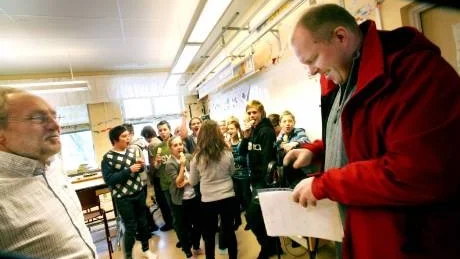 Glass bara en försmak. Läraren Bengt Lingström, till vänster, och Idrottsförbundets Bo Ronsten flankerar en upprymd klass 6A i Solbergaskolan, som vunnit Piggelintävlingen och får åka till Gröna Lund.