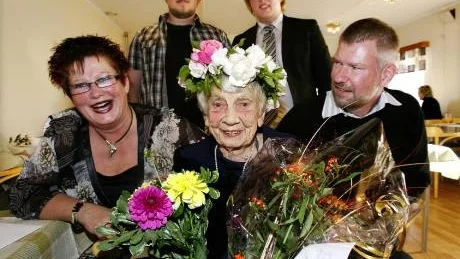 100! I centrum sitter Greta Hedin som fyllde 100 år i går. Hon omges av barnbarnen Agneta Gasmi och Magnus Lindegren. Bakom står barnbarnsbarnen Christoffer och Marcus Lysell.  Foto: Rolf Jönsson