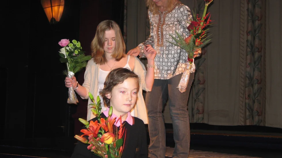 Gotlands filmfonds Bo Rehnberg delade ut blommor till huvudrollsinnehavarna Mathilda Grahn och Teodor Tonsiö, samt Svensk Filmindustris marknadsförare Eva Svendenius, innan världspremiären av "Kamelontens hämnd" i bästa Ingmar Bergman-anda visades på biograf Roy i Fårösund.                              foto: bengt valentinsson