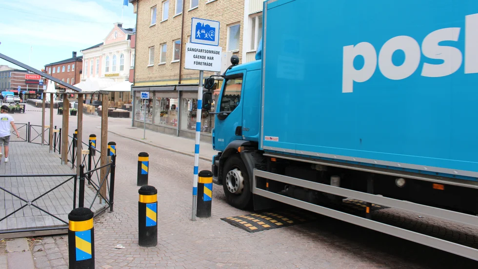 Tung trafik förekommer ofta på gångfartsgatan i centrala Vimmerby. Det finns också invånare som tycker att många trafikanter kör för fort i området.