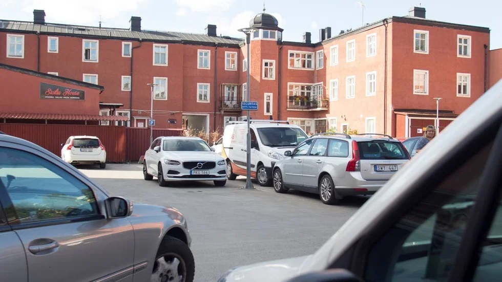 Parkeringsplatsen bakom Åhléns kommer snart bara att vara till för tillfälliga centrumbesökare under dag- och kvällstid.