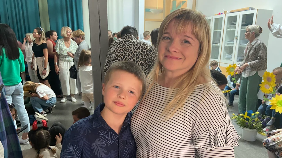 Serhii Dudko, 8 år, och hans mamma Natalie Dudko i samband med fredagens avslutning på Språkcentrum.
