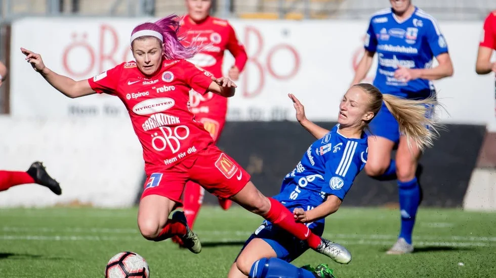 Tove Almqvist (i blått) har blivit en stöttepelare i det svenska U23-landslaget. Nyköpingstjejen, som numer representerar allsvenska succélaget Vittsjö, är uttagen till en fyrnationsturnering i England som inleds sista veckan i augusti.