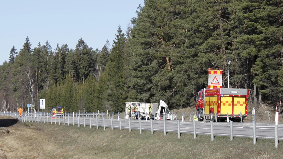 En mindre lastbil körde i diket på riksväg 55 på tisdagsmorgonen.