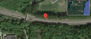 En lastbil och en personbil stillastående