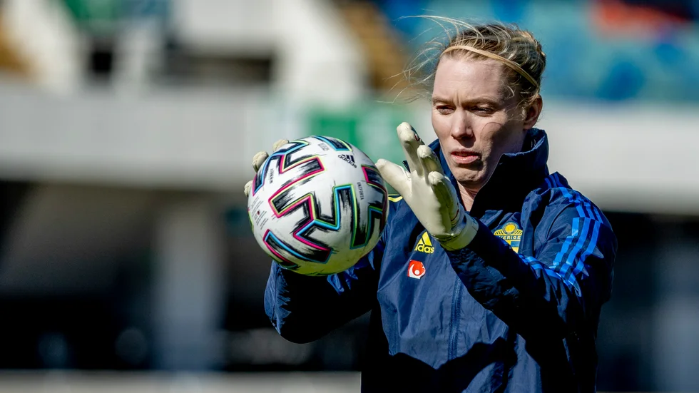 Hedvig Lindahl under söndagens träning med fotbollslandslaget på Ullevi i Göteborg, inför tisdagens VM-kvalmatch mot Irland.