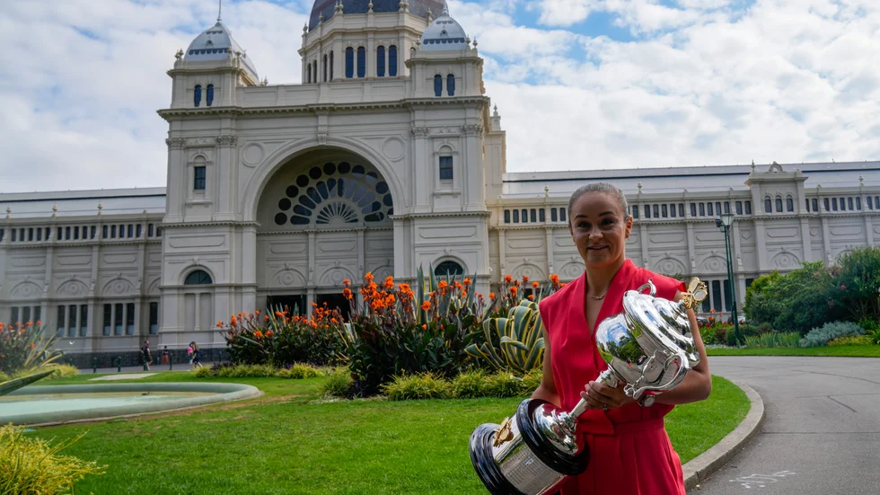 Ash Barty vid ett fototillfälle dagen efter att hon besegrat Danielle Collins i finalen i årets Australian Open i slutet av januari.