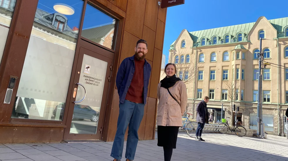 Fotografen Daniel Björkert och konstnären Hlif Thorisdottir ställer ut var sitt verk i trapphusen till parkeringsgaraget under Nya torget från april till september.
