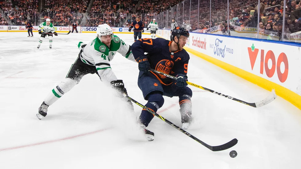 Dallas Miro Heiskanen och Edmontons Connor McDavid i närkamp.