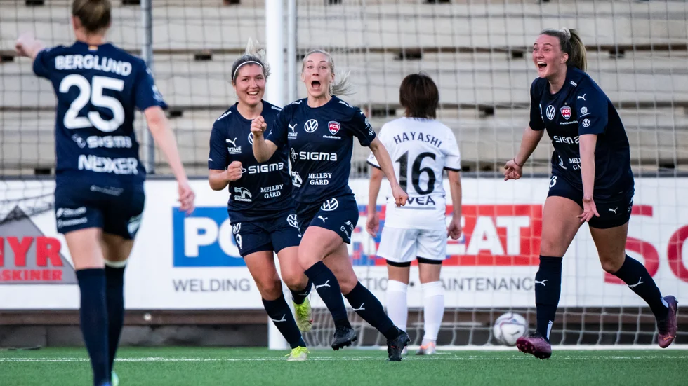 Rosengårds Mia Persson (mitten) jublar efter sitt 2–0-mål hemma mot AIK. Malmölaget vann matchen med 2–1.