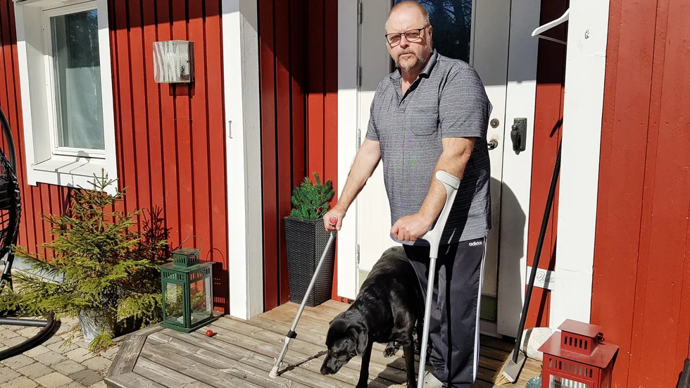 "Jag är så less", säger Anders Enberg, Svensbyn, som knappt kan röra sig i väntan på sin höftoperation. Han är en av många som väntat på operation längre än vårdgarantin.