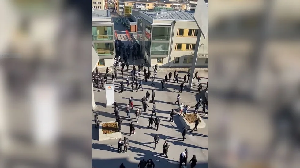 Se film från de våldsamma upploppen i Navestad.