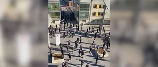 Se Sandras film från upploppen: "När jag såg dem välla in fick jag lite panik"