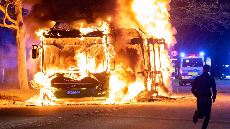 En stadsbuss i brand i Rosengård i Malmö den 16 april förra året. Nu väcks de första åtalen efter händelserna i Rosengård. Arkivbild.