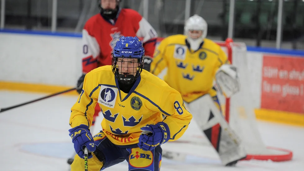 Gnestakillen Arvid Bergström med backchecking i finalen mot Tjeckien. De svenska småkronorna gick obesegrade igenom hela turneringen.