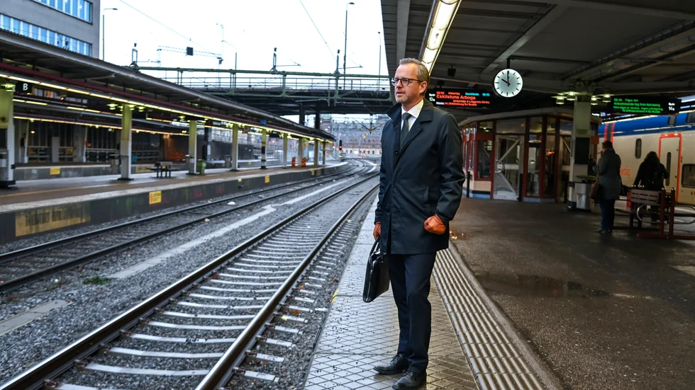 PÅ RÄTT SPÅR. Med vårändringsbudgeten vill regeringen och finansminister Mikael Damberg (S) bygga "det starka samhället."