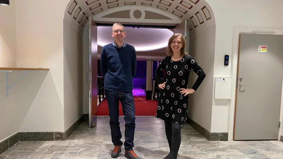 Välkomna på öppet hus och invigning! Andreas Hellgren, delägare i familjeföretaget som äger lokalerna, och Eva Lundgren Stenbom, verksamhetsledare på Stage Skandia.