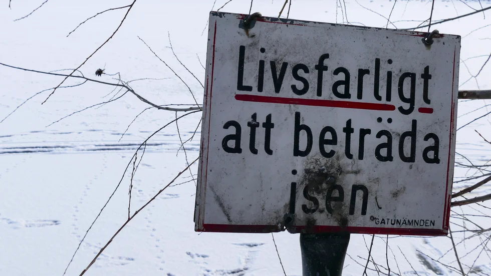 "Trots att isen ser tjock ut kan det på vissa ställen vara förenat med livsfara att bege sig ut på isarna", skriver Haparanda kommun på sin hemsida. Bilden är inte fotograferad i Haparanda.