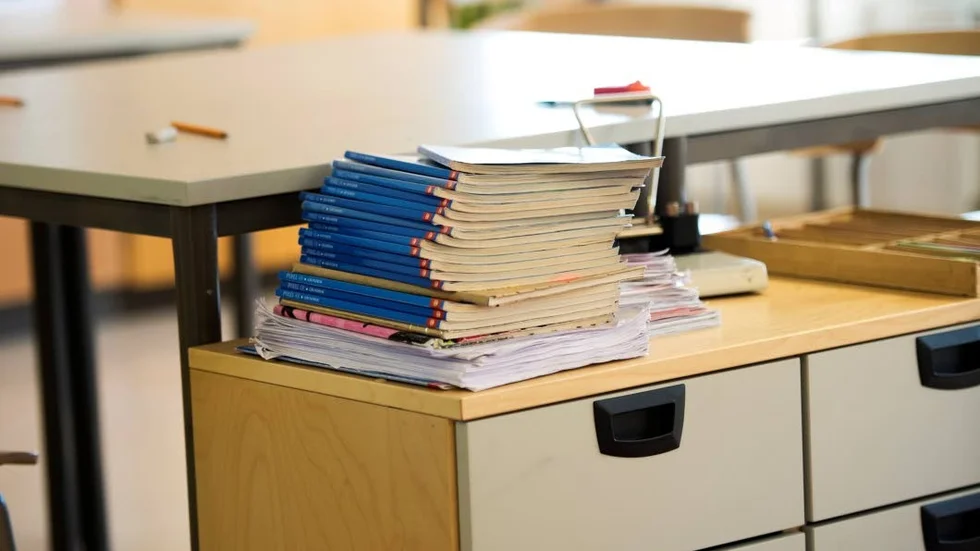 skolan. Skolan borde spegla samhället skriver Bengt Blomberg.