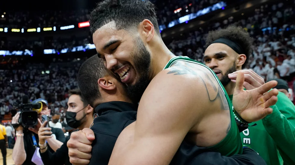 Boston stjärna Jayson Tatum firar finalplatsen.