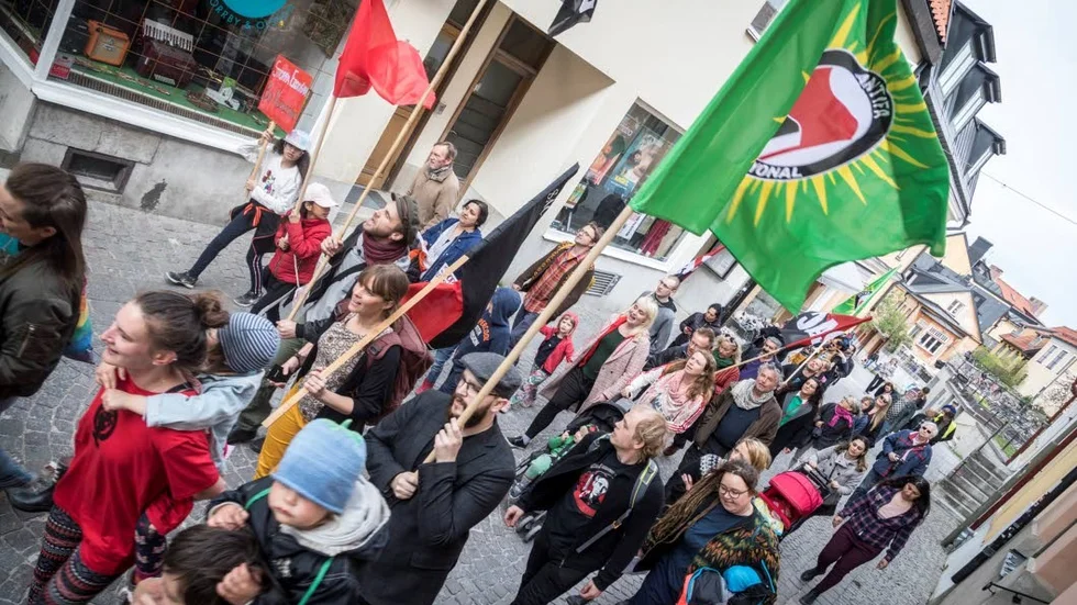 AFA:s symbol, på en grön fana, förekom i flera upplagor i det gotländska demonstrationståget.