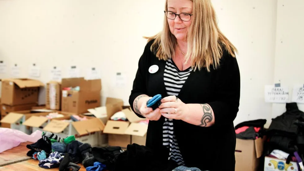 Annamaria Bauer sorterar vantar och sockor.