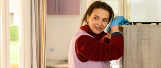 Skitiga toaletter blir till guld i "Mellan två världar" • Juliette Binoche wallraffar som lågavlönad städare