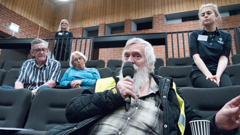 Anders Andersson var en av de Kalixbor som kom och ställde frågor på samrådsmötet i Kalix folkhögskola. I bakgrunden till vänster syns även Curt och Yvonne Blombäck.