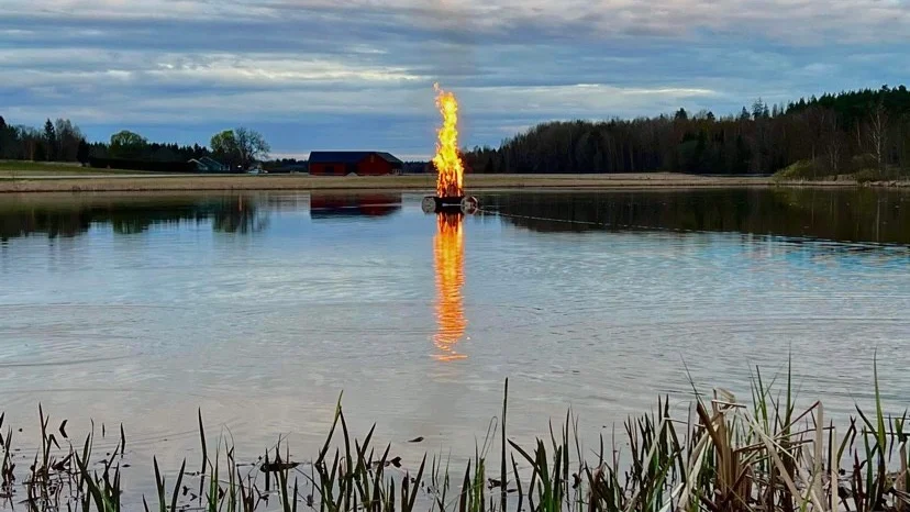 En valborgsmässoafton brann på vattnet vid Äs puss.