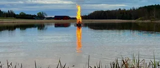 Fullsatt och festligt på Åsen på valborg - brinnande brasa på pussen!