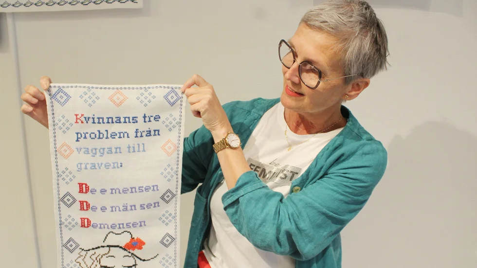 Carina Hanssons vernissage på Västerviks bibliotek bjuder på många fyndigheter.