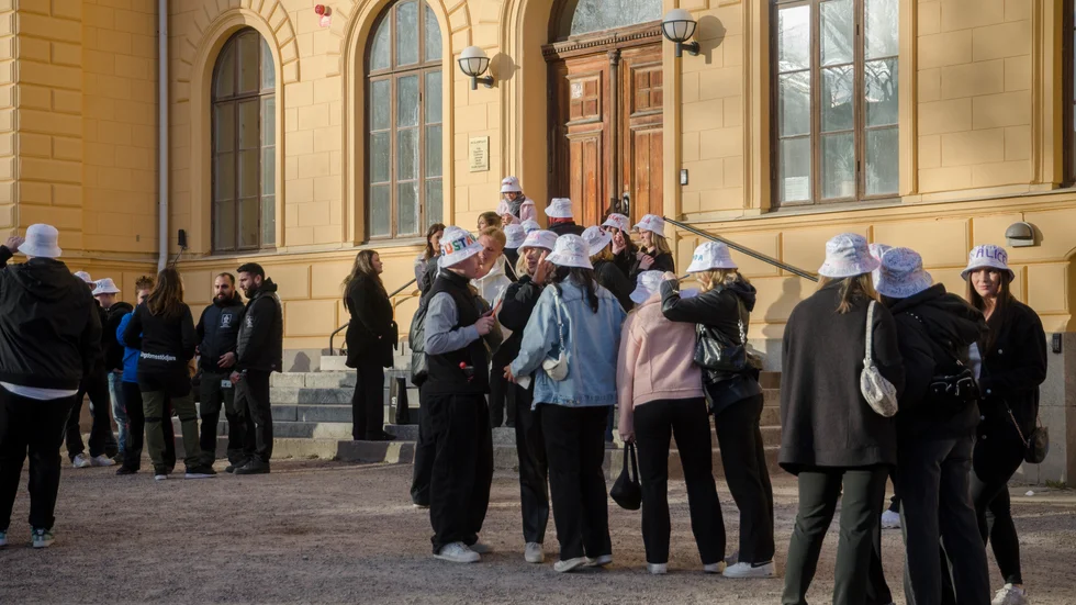 Årets studenter börjar promenaden till Nyköpingshus på Nicolaiskolans skolgård. Det är där de berömda Beppemössorna ska delas ut.