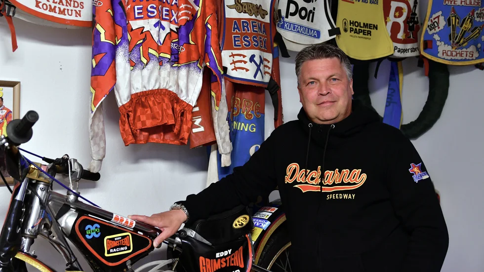 Mikael Teurnberg hemma i villan i Häverödal, där ett par av rummen, som här i källaren, har blivit rena museumet över speedwayprylar. Från hojar till västar och matchprogram. Men kärleken till speedwaysporten var nära att bli Teurnbergs undergång.