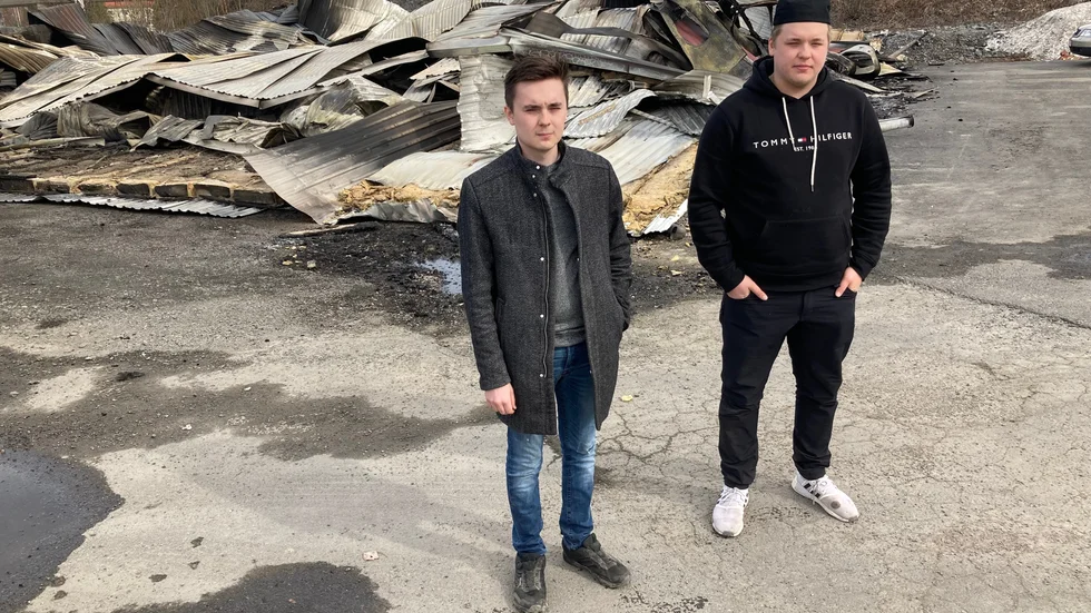 Elias och William Bergdahl, söner till ägaren, upptäckte att Bergdahls Busstrafik stora förråd brann vid 14-tiden på torsdagen. "Branden spred sig snabbt så byggnaden var snabbt övertänd fast vi larmade brandkåren", säger William Bergdahl.