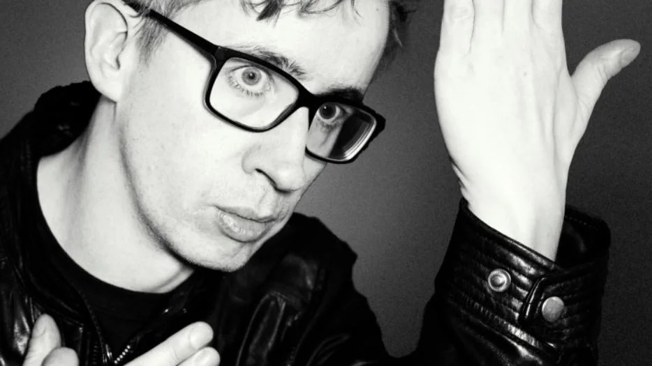 Fredrik Strage, här i Bowie-pose, kommer till Visby med sin show Strage on stage på fredag. Då har rockklubben Vår Lilla Planet säsongsavslutning.