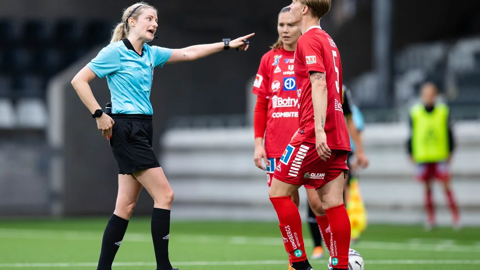 Piteådomaren Eva Svärdsudd visar ut Linköpings Nilla Fischer i matchen mot Häcken.