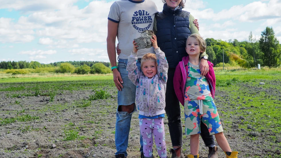 Makarna Linus Källander och Ida Ragnarsson med barnen Beppe och Pim Källander.